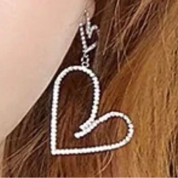 💛 Betsey Johnson double heart rhinestone dangle earrings 💛 - Picture 8 of 9